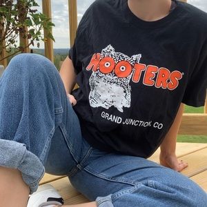 Hooters graphic tee